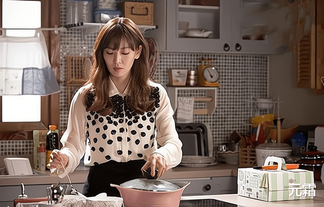 婚后发现房本是小叔子的名，姑娘雇人把装修全砸烂离婚，婆婆傻了