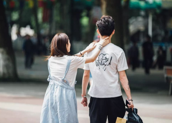 安妈育儿日|扒墙翻窗也要听？武汉大学恋爱心理学爆火，网友：对知识的渴望