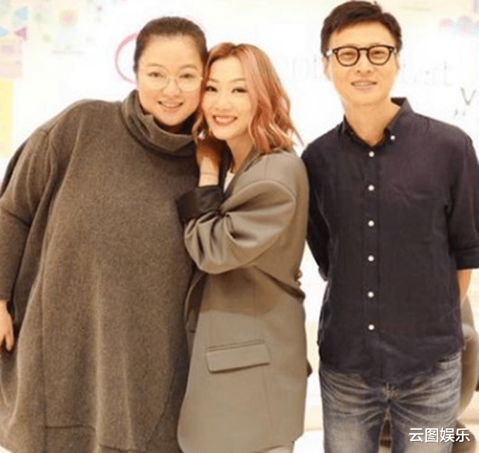 李珊珊|李珊珊疑健康再出问题！林保怡陪她看病抽血，曾患惊恐症一度濒死