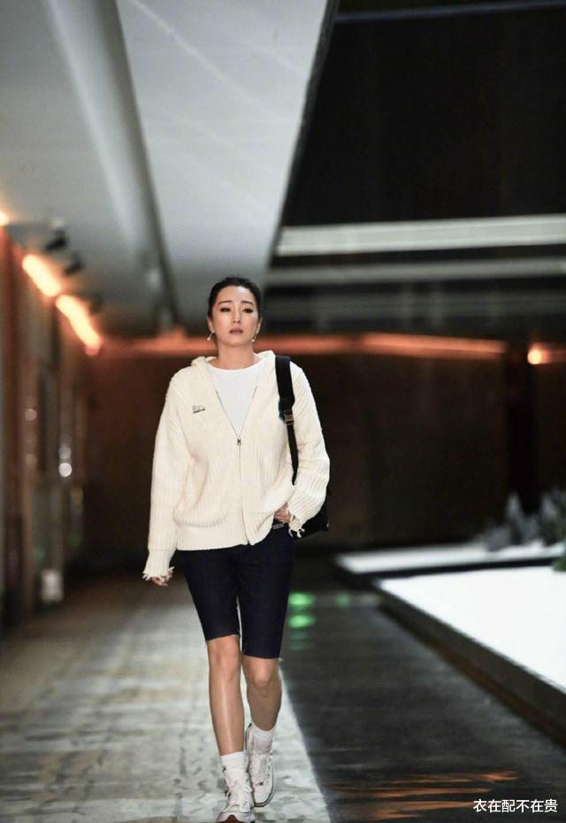 衣在配不在贵 巩俐到了“大婶”的年纪，身材却还像小姑娘，穿骑行裤好似30出头