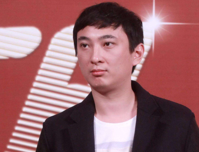 王思聪|王思聪一周两次现身酒吧，却被拦在门外等位，身旁女伴蚂蚁腰吸睛