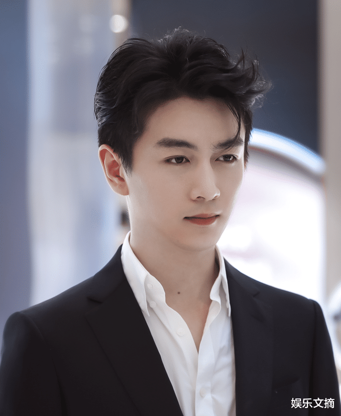 薇娅|陈晓出席活动被围观，路人打开美颜特效拍摄，这下巴却惊呆我了