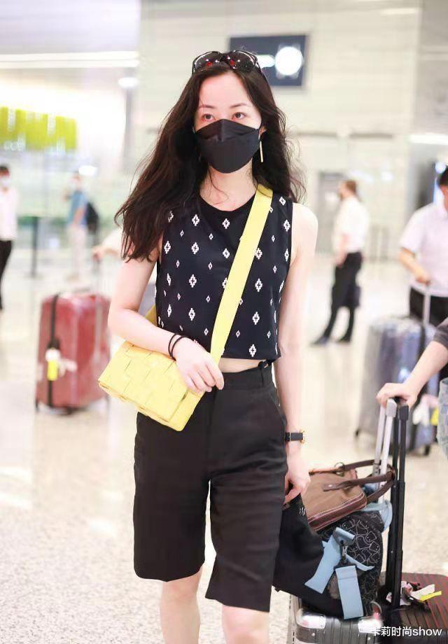 卡莉时尚show|韩雪减龄有一手，背心配“死亡中裤”穿出大长腿，平板身材好养眼