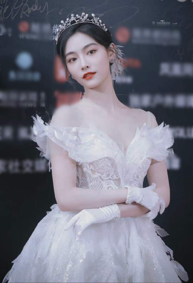 孙一文|年末红毯太养眼！61岁惠英红穿紧身裙秀身姿，26岁女星美如白天鹅