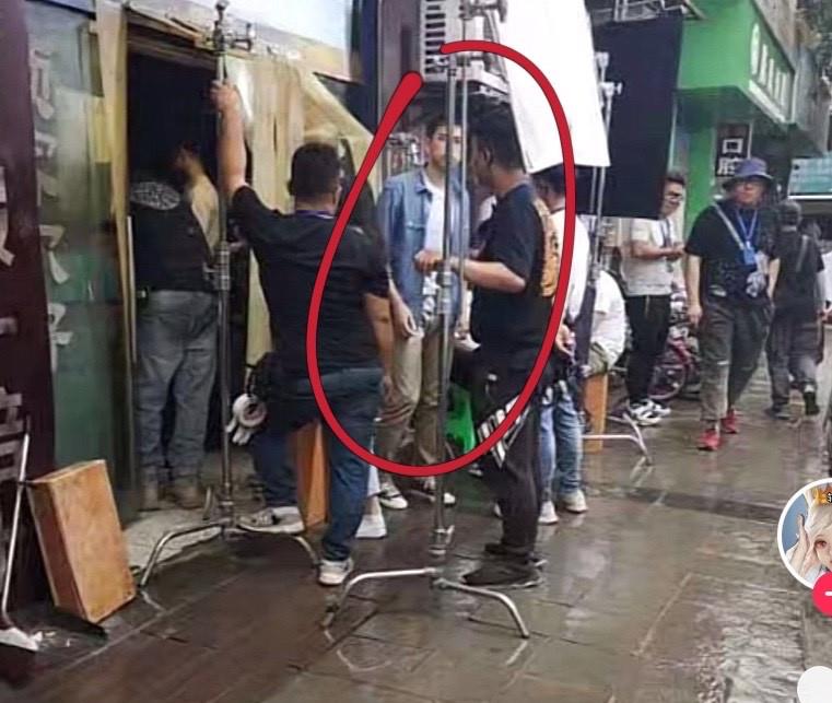 李现|李现中国刑警路透：穿军装扛着枪，离开滤镜却暴露了真实颜值