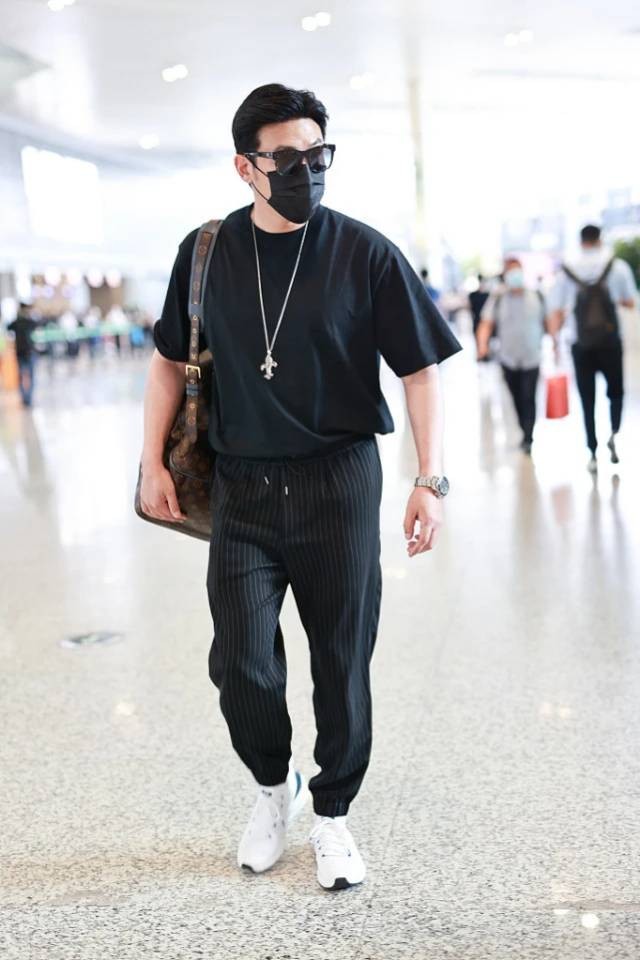 陈红|45岁陆毅拒绝“油腻范”，束脚裤+运动鞋变潮男，梳背头帅气十足