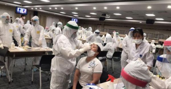 小朱聊育儿|越南抛弃中国方案后，疫情剧烈反弹医院爆满，河内感慨被西方欺骗