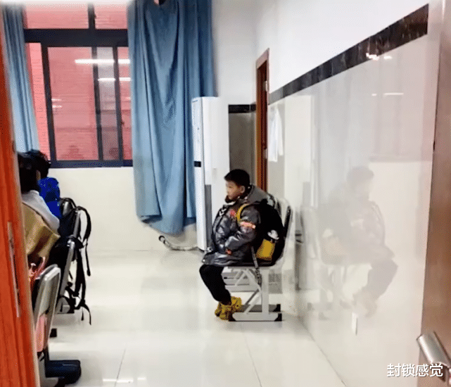 教室|重庆一小学生因父母无法接送上课，坐在上初中的姐姐教室“旁听”