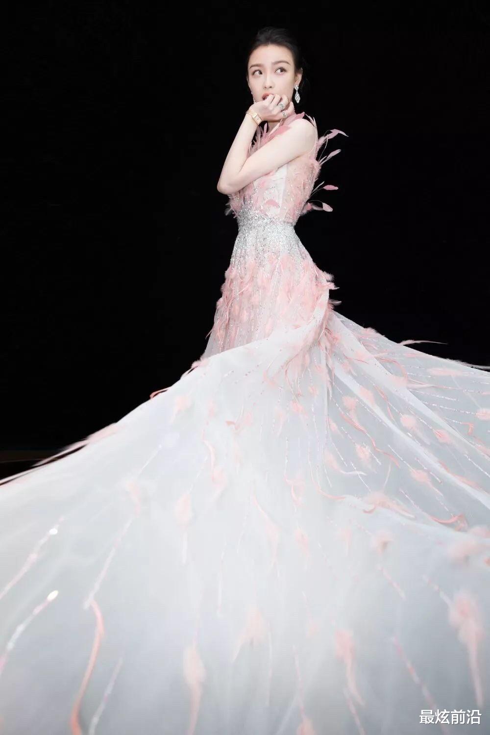 李光洁|倪妮不愧是美女级别的,穿羽毛裙露出雪白肌肤,“蚂蚁腰”太吸睛