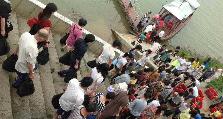 运势 湘江“老鳖”浮头换气，瞬间被岸边男子甲鱼枪打中，路人想500买