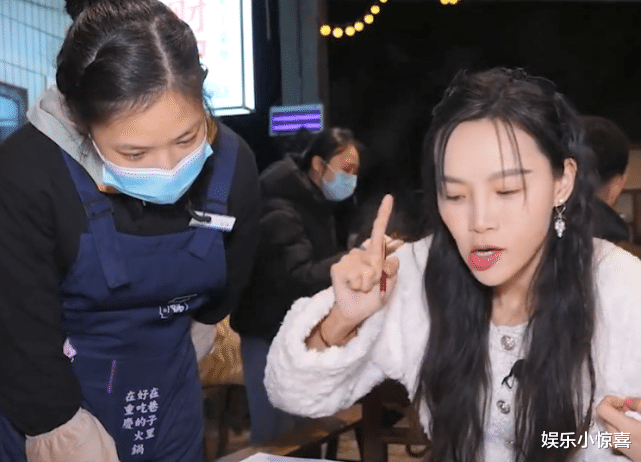 小贝|泡泡龙悲剧再上演？小贝饿了近况堪忧，脖子青筋明显，疑似有坑