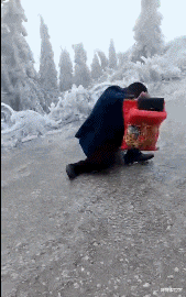 外卖小哥|“外卖小哥已经沦为新时代的“三陪”了？”哈哈哈哈哈，这波操作太刺激了吧