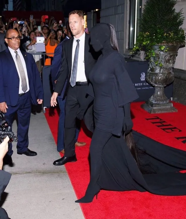 金·卡戴珊|金卡戴珊不露脸照样称霸红毯!全身漆黑像玩行为艺术,翘臀超吸睛