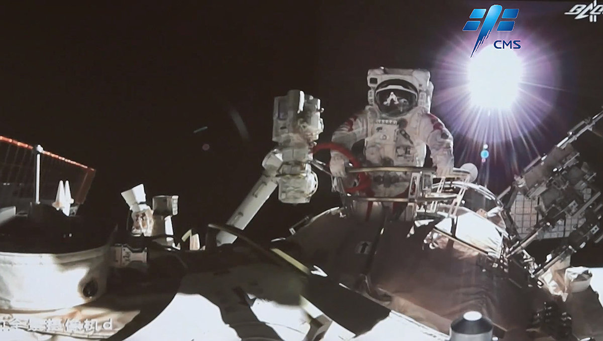 中国女航天员首次出舱!王亚平背后太空为何看不到星星,一片黑暗