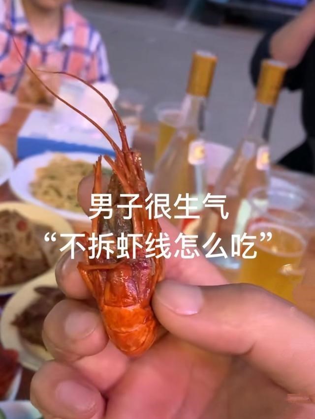 华仔体育说 武汉男子吃小龙虾后“砸场子”:为何不拆虾线?店家:本来就不拆