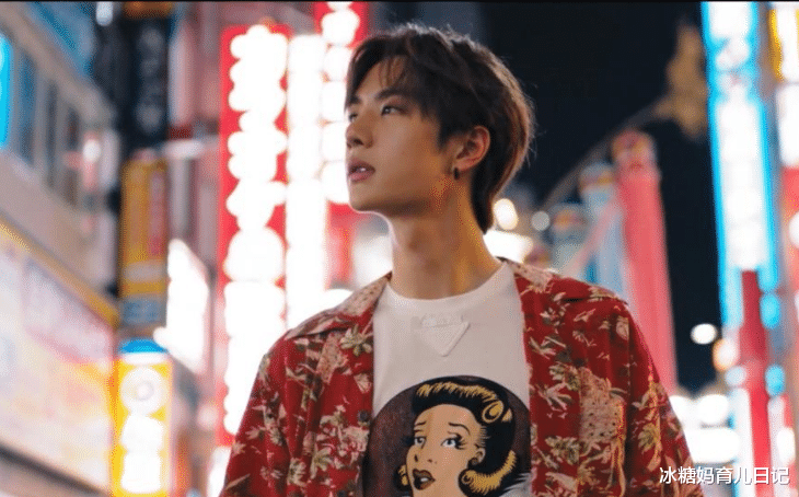 王一博|王一博晒儿时“旧照”，妈妈颜值成亮点，网友直呼不出道可惜了