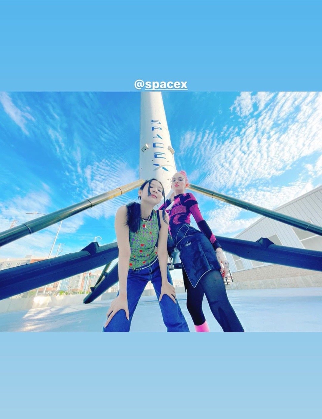 时尚课|Jennie火箭底下凹造型,穿炫彩棋盘格背心,时髦甜辣惹人爱