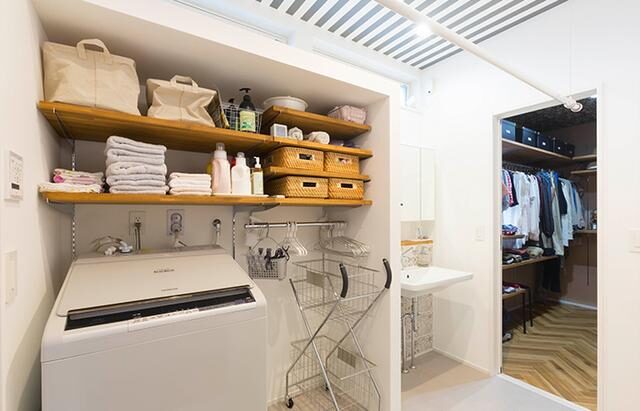 邻居家装修标新立异,晾衣架装在客厅,有客人来居然能隐形看不见