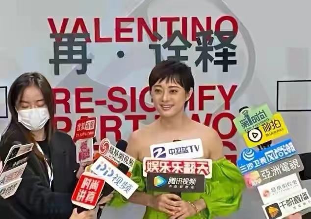 加菲猫说时尚 孙俪这次真拼命！罕穿抹胸裙身材却太平了，肤色蜡黄一年不如一年，被造型坑惨