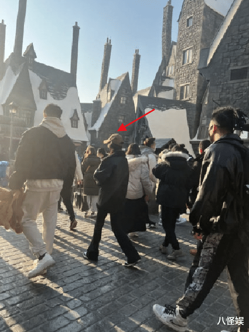 杨幂|杨幂张大大宋祖儿一起逛环球影城，幂幂冷的揣手，被侃像北京大爷