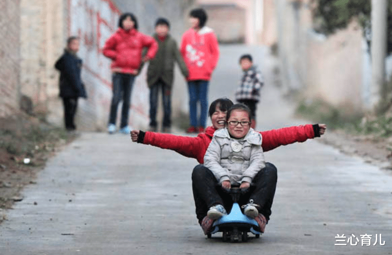 兰心育儿|双胞胎医院里被抱错，一个进城一个下乡，20年后差距太明显