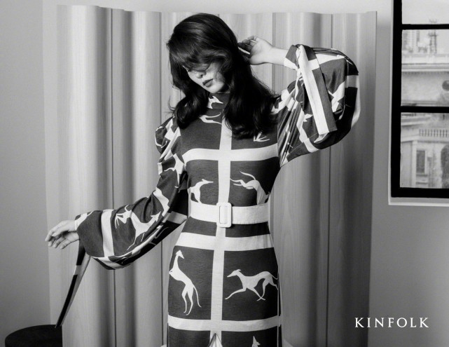 刘诗诗|刘诗诗自创穿衣风格太惊喜！穿西装霸气飒气，红发卷发却美到霸屏