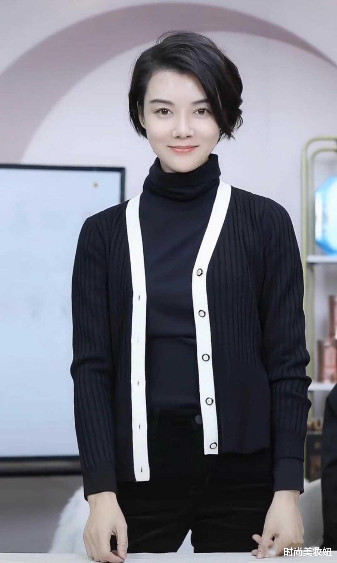 车晓|单身的车晓越来越漂亮，穿黑色针织开衫优雅大气，骨子里的高级感