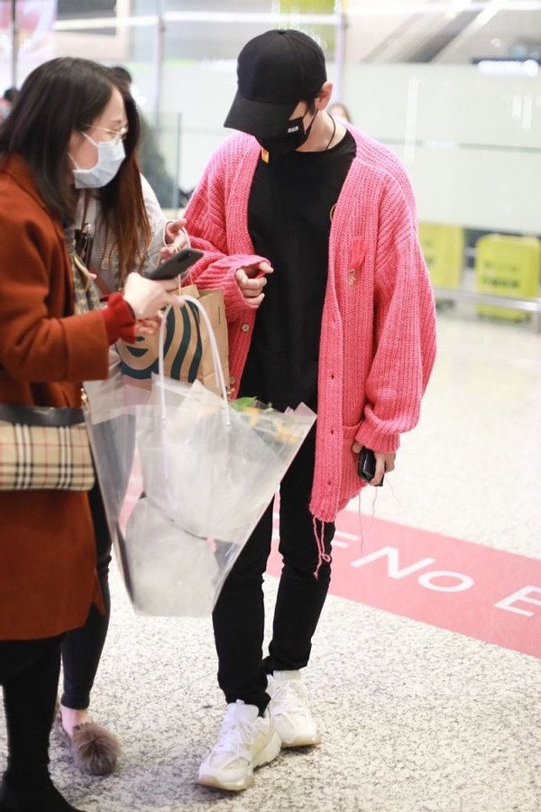 黄晓明|黄晓明瘦了真任性，机场穿粉色开衫扮潮，被“五五分”身材尬到了