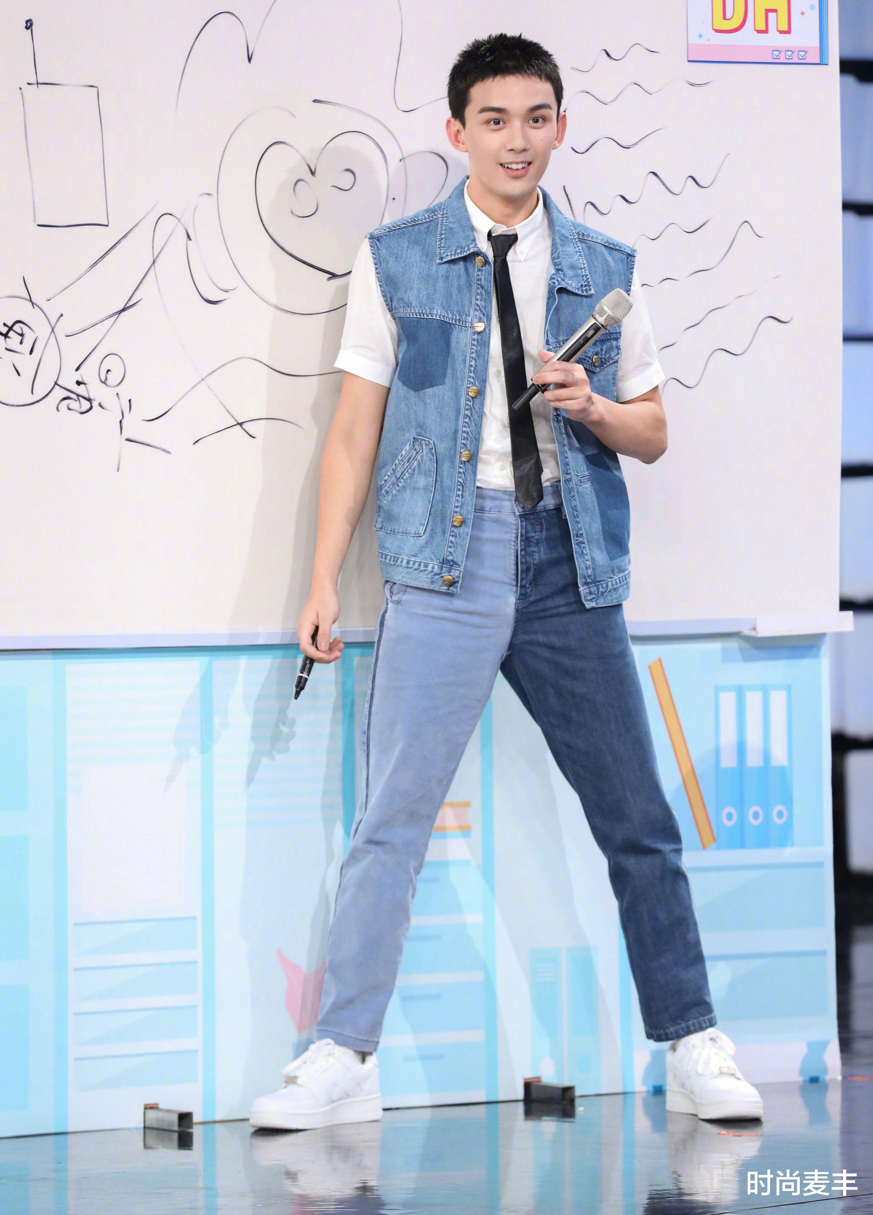 时尚麦丰|吴磊真是脱衣有肉穿衣显瘦，蓝色外套配白色裤子，阳光又时尚