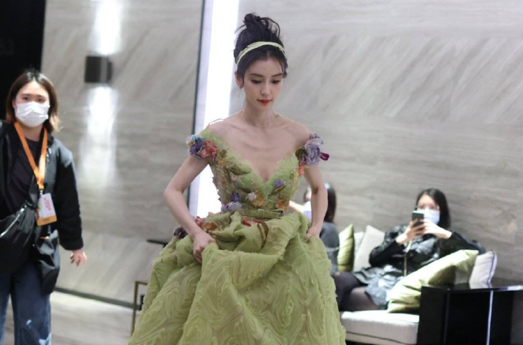 杨幂|明星合影谦让C位，李现请baby去陈伟霆身边，不知二人互为旧爱