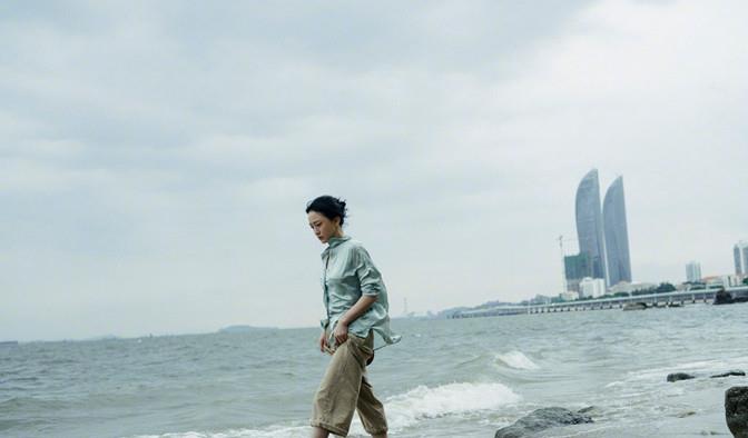 方脸妹说时尚|周迅罕见参加电影人酒会，高调穿丝袜配彩虹短裙，面色红润超富态