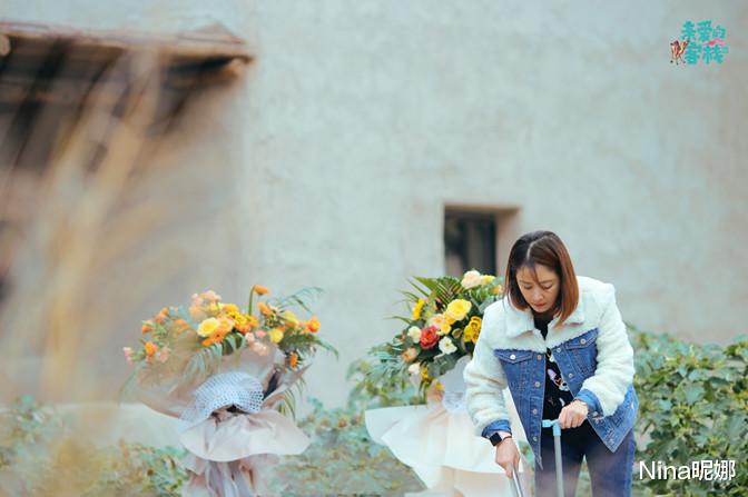 皮衣|林心如深夜轧马路，穿皮衣配破洞裤，大马路上见自己海报俏皮合拍