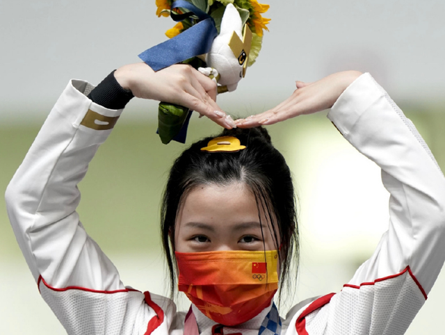 闲鱼有话说|奥运首金女孩杨倩火了，素颜穿卫衣好甜美，同框孙杨现最萌身高差