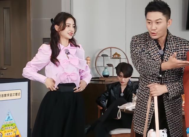 舔狗|baby吃了三碗小馄饨，当她站起来看到肚子，网友：是我的眼花了？