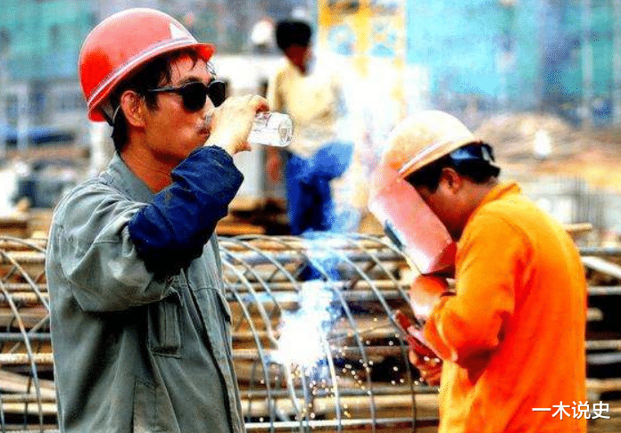 “怪异”女婴遭父母抛弃,被穷爸爸从厕所收养,多年后女大十八变