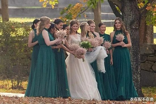 衣在配不在贵 盖茨女儿在自家马场举行婚礼，穿高定婚纱很优雅，伴娘团颜值一般