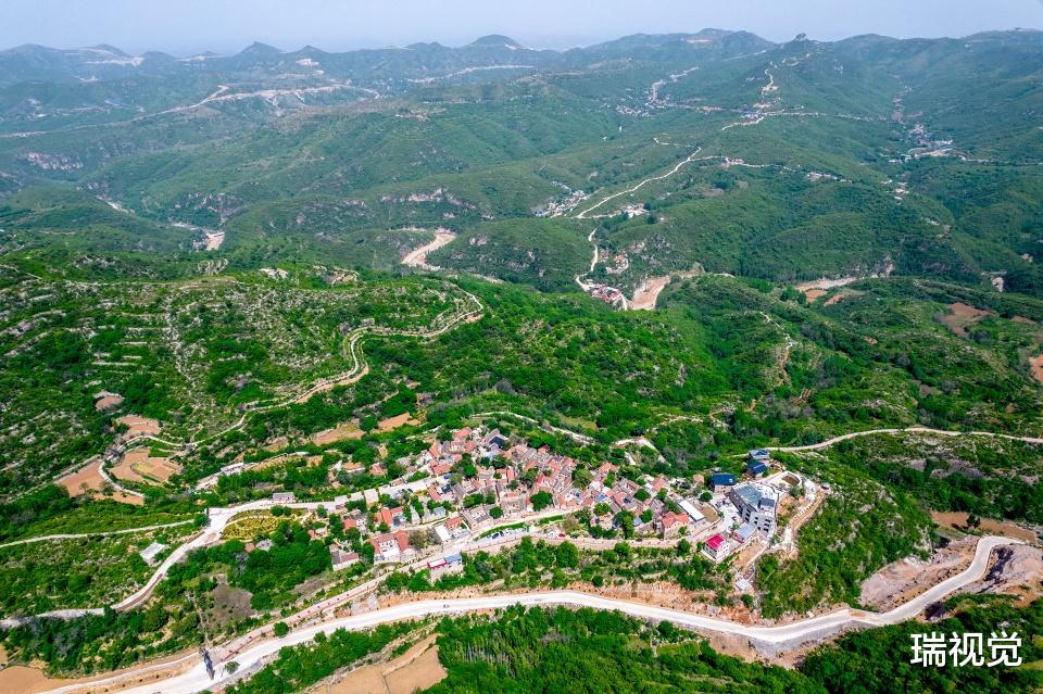 瑞视觉 云端之上的山村：多明清古建筑，被誉为“世外桃源”，新建游客接待中心，四层现代建筑已封顶