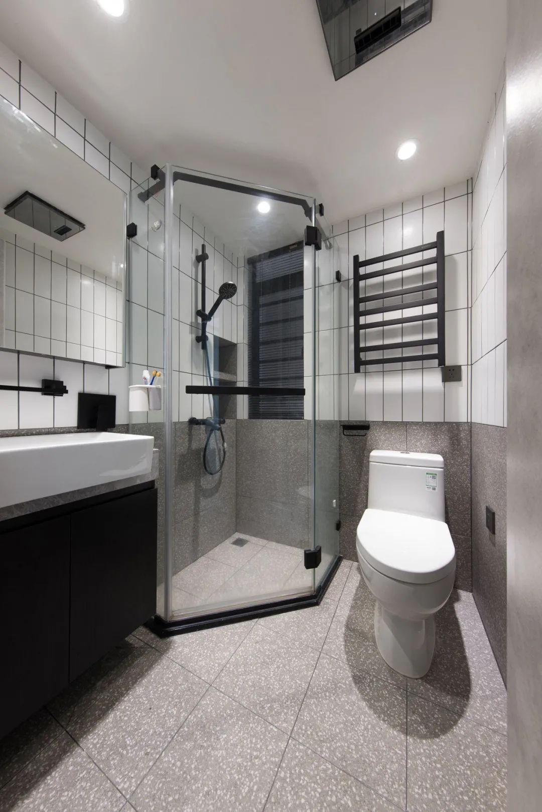 |不拆不敲,45m2也有独立书房,这个黑白灰空间极简又高级