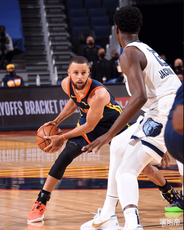 斯蒂芬·库里|35分巨星绝杀库里！詹皇发2个字母火速为他喝彩，MVP第三呆坐场边很绝望