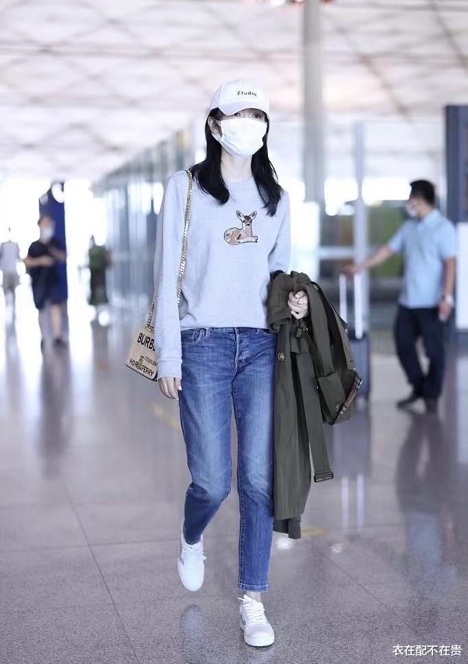 衣在配不在贵 童瑶是真的瘦，卫衣塞裙子里面腰都这么细，但头发稀疏有点显老气