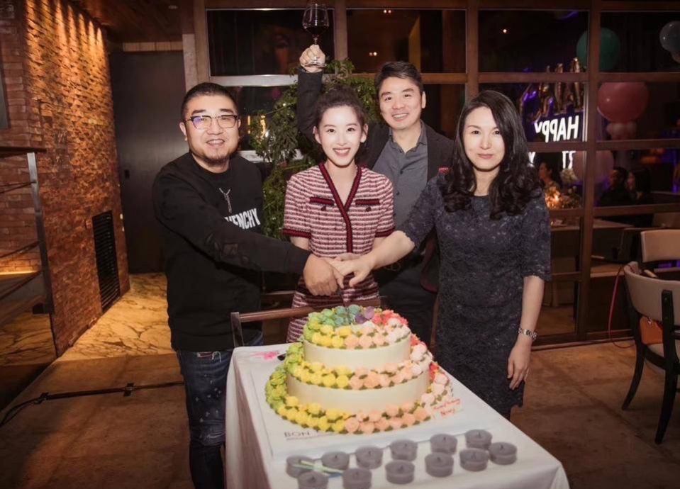 哚乐Like时尚 奶茶妹妹越来越有阔太范，穿红色小香风编织裙清甜高雅，惊艳逆袭