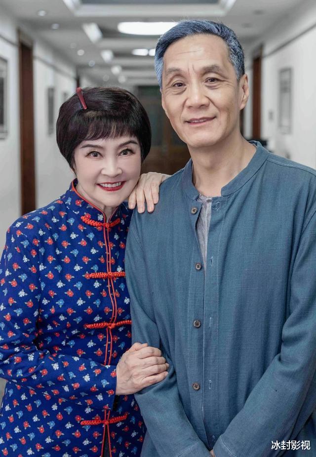 梁丹妮|冯远征晒舞台演出照，大8岁妻子梁丹妮化妆更年轻漂亮，不真实！