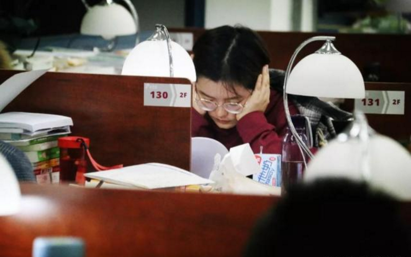 硕士研究生|985硕士的心酸独白：快30岁了月薪才4700元，不敢回老家见父母