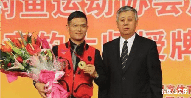 秋分|钓鱼界的“天花板”，更像娱乐界的明星！钓王邓刚的成功绝非偶然