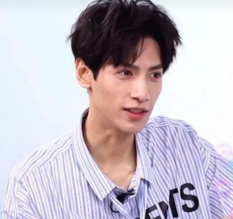 明星|当男明星失去精修：王一博油皮，易烊千玺痘坑明显，状态最好是他