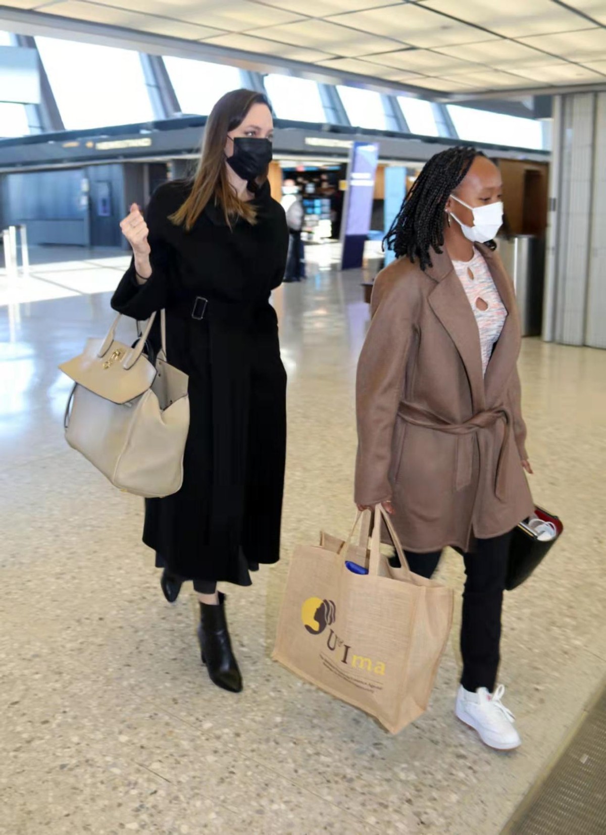 安吉丽娜·朱莉|46岁朱莉带黑人养女出行像走秀！穿大衣气场全开，养女拎包变跟班