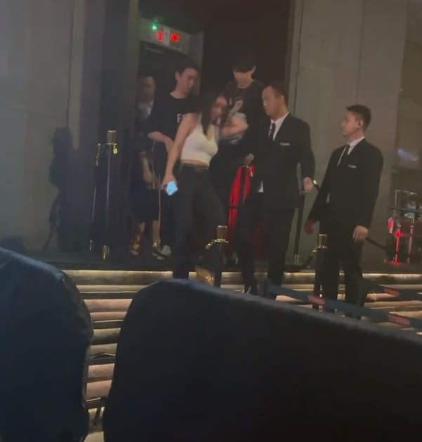 王思聪|王思聪深夜酒吧畅玩，开千万豪车美女陪伴，美女身材让人移不开眼