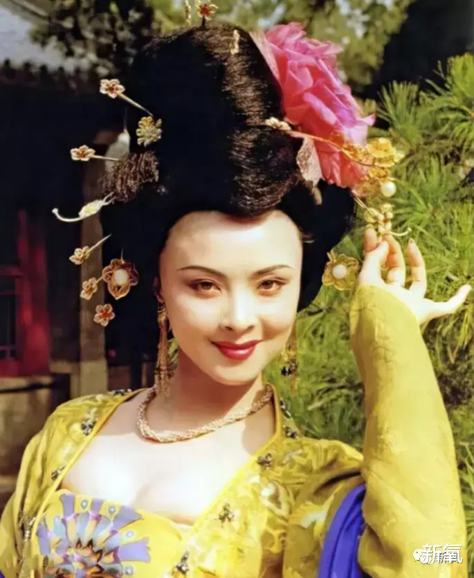 梅艳芳|厚嘴唇、三白眼、高颧骨，组合在她脸上却是一个风华绝代