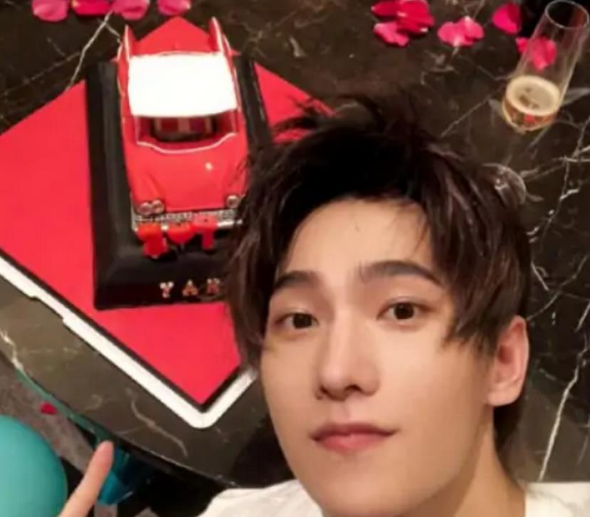 张娜拉|反差太大，平日里高冷的杨洋，居家晒自拍暴露出可爱的一面