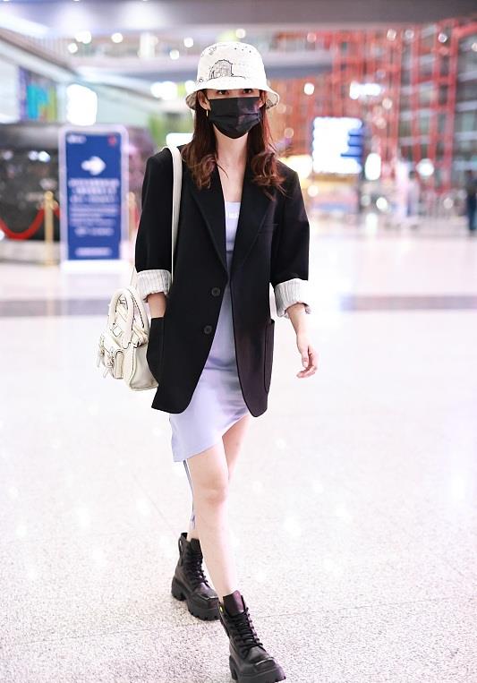 清娱吧|李沁真美,浅蓝色衬衫配牛仔短裙,清新时尚很有格调